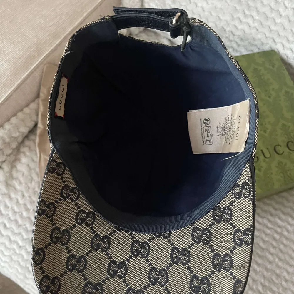 Äkta!!!!Säljer en snygg Gucci keps med det klassiska monogrammönstret. Kepsen är i beige och svart med en justerbar rem baktill. Den kommer med originalförpackning och dustbag. Perfekt för att ge din outfit en lyxig touch!. Accessoarer.