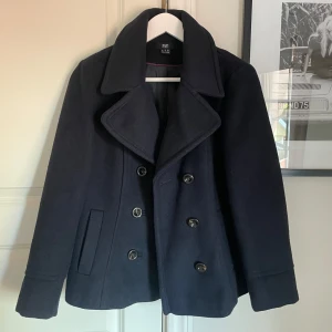 Blå Peacoat - Stilren trendig Peacoat perfekt t hösten🍂🩷Står storlek 40 i men skulle snarare säga att den är en XS/S, jag på bilden är 176cm 