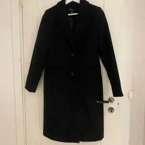 Svart kappa  - Super fin kappa från vero Moda som har knappar. Köpt förra vintern för 900 säljer för 359 men priset kan variera vid snabb affär😊