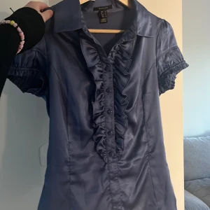 Figursydd blus - Säljer denna as snygga blusen!🥰 den följer kroppen super fint! Passar mellan xs-s ungefär. Kan gå nedlite i pris oxå! 