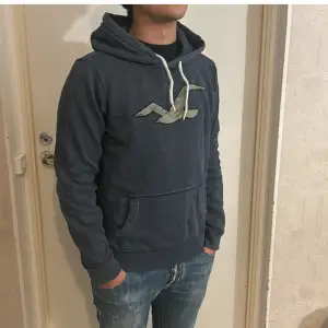 Modellen är 172 och väger 70 kilo, en fet hollister hoodie. Storlek S men passar också M. Köp för endast 199.