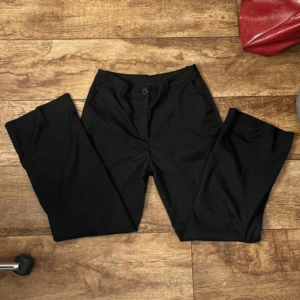 Kostymbyxor - Low/midwaist kostymbyxor från Monki i storlek 38/M. Köpt på vinted men de var tyvärr för stora. De har en ficka på höger sida där bak. Skriv om du har några frågor! (Pris kan diskuteras vid snabbt köp)💖