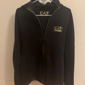 EA7 Kofta armani  - Säljer denna koftan eftersom den är för liten på på den är i bra skick och är ny!