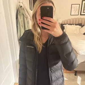 peak performance jacka Xs - Svart peak performance jacka Xs. ordinarie pris ca 3000 kr, fint skick. skön och smidig 