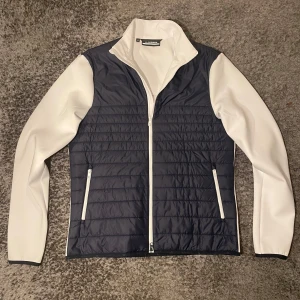 J.Lindberg Cardigan Vit/mörkblå - Storlek M. Oanvänd i perfekt skick. Perfekt för hösten.