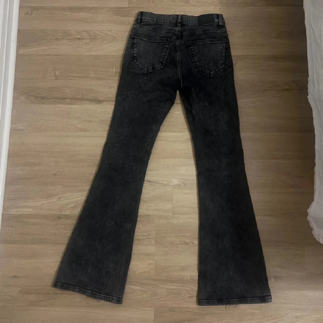 Svarta bootcut jeans - 90