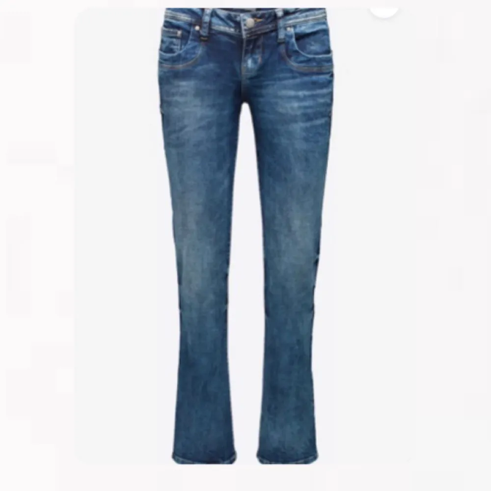 Jag säljer mina Low waist bootcut LTB jeans då de är för stora för mig. De är i färgen blue addicted. Kommer inte riktigt ihåg vilken storlek de är men kan skicka måtten om du är intresserad. De är även uppsydda längst ner. Väldigt bra skick😻. Jeans & Byxor.