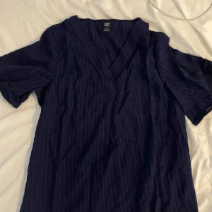 Emery rose blus - Bra skick, knappt använd, snygg