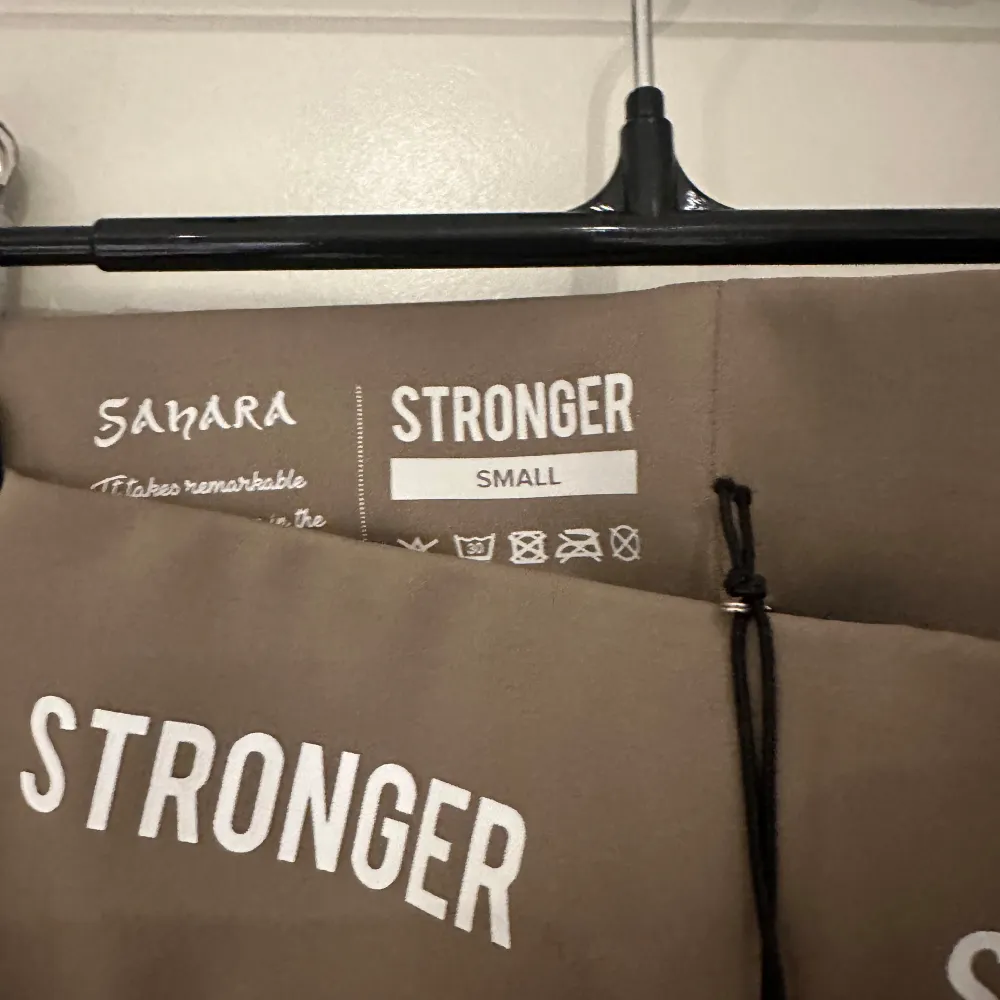 Säljer dessa helt oanvända tights från Stronger i modellen Sahara. Storlek S. . Jeans & Byxor.