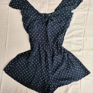 Jumpsuit med prickar - Söt jumpsuit med prickar i navy blå färg.