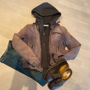 Brun läderjacka  - En brun läderjacka i toppen skick sitter som en small skulle jag säga.   Kolla in min profil för att hitta fler fynd 😊