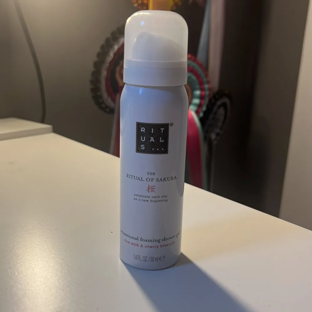 Så bra duschkräm, aldrig använt, med doft av rice milk, cerry blossom. Från rituals. Så bra för huden och så luktar man gott länge. Om mer önskas skicka gärna🥰🥰. Beauty.