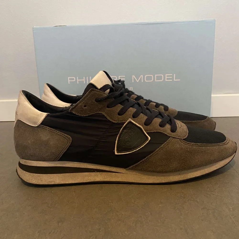 Säljer dessa snygga Philippe model trainers i storlek 45.Box och vita skosnören medföljer. Nypris runt 3000kr. Skick 7/10. Pris kan diskuteras. Bara höra av dig om du har några funderingar. Äkthetsbevis finns. Skor.