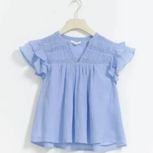 Blå blus - Såå fin blå blus, säljer endast för att jag behöver plats i garderoben 🛍️ pris är diskuterbart 