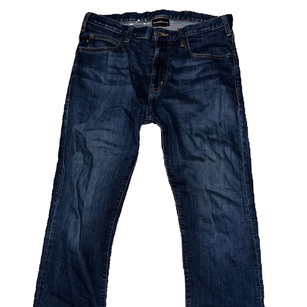 Ett par Jeans från Emporio Armani. Dem är väldigt sköna och sitter som slim fit. Jeansen är äkta men lite använda. Dem har ett hål på baksidan som jag fixat så mycke jag kan men går att fixa de bättre. Nypris 2500kr. Skick 7/10. Jeans & Byxor.