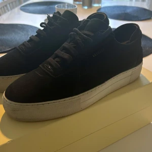 Axel Arigato Clean 90 Skor - Säljer mina Arigatos då dom inte passar mig längre storlek 41 EU. Köpte dom på arigatos sida för 2400kr. Box och Påse följer med. Väldigt fint skick inget sönder på dom. Bara att skriva om de är något du undrar över, Priset är inte hugget i sten