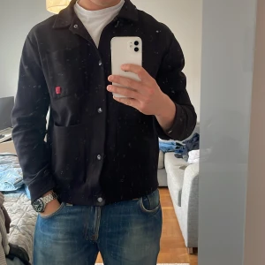 Zara Overshirt - Garderobsrensing! Säljer ett av mina före detta favoritplagg då jag vuxit ur den. Typ i nyskick trots mycket använing tack vare det förlåtande materialet. Jag (på bilden) är 183cm, 80kg