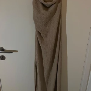 Beige klänning  - Jätte fin beige klänning som är strechig, men som är så fin med en slit på sidan. Blev aldrig använd. Bara testat på.  Storlek: xs  Färg: beige   Pris kan diskuteras! 