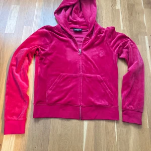 Juicy Couture hoodie - Röd Juicy Cotoure Hoodie i storlek M, i fint skick, använd fåtal gånger.  Pris 450:-