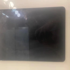 iPad Pro 12.9 tum 4thgen - Hej säljer min använda iPad pga ingen användning. Det är 256 gb och vill gärna tradera kläder om det går 