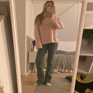 Stickad tröja rosa - Rosa stickad tröja från lager157 i fint skick och inga defekter. Den är i storlek L men passar S/M🩷