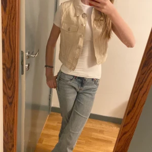 Väst - Jättefin beige väst från Sinclair. Det är min mammas gamla från när hon var ung men jag har inte använt 💗