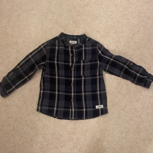 Oanvänd skjorta - Oanvänd skjorta i storlek 92