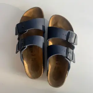 Så snygga birkenstocks i storlek 37. Lite slitna under sulan annars bra skick. 450kr