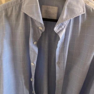 Blå rutig skjorta från Oscar Jacobson - Säljer denna skjorta från Oscar Jacobsson i toppskick. Storlek 40. Frakt eller möter upp i Stockholm. Nypris ca 1600 mitt pris 500! Rensar av garderoben så kolla in profilen här eller liljegren på blocket! Kan fixa packetpris!