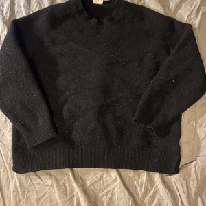 Svart tjocktröja  - Supersnygg Carin Wester tjocktröja, var storlek L men råkade tvätta i tvättmaskin så skulle säga att den är xs nu😬 bara att skriva om ni har frågor