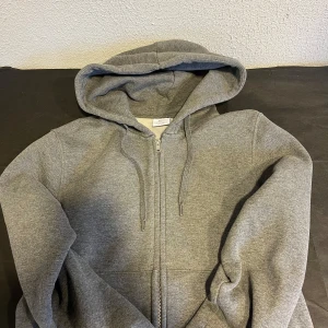 Mango grå kofta - Bra skick 9/10. Priset går att förhandla vid snabb affär!