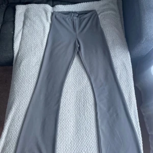 Utsvängda byxor  - Använd bara 1 gång så ser ut som ny