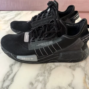 Addidas NMB sneakers - Svarta sneakers/gymnastikskor i gott skick