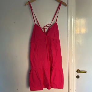 Rosa klänning - En somrig, rosa klänning i nyskick! Den är använd två gånger innan och är köpt från BikBok för två år sedan. 💕💖🌸🌺💗🌷