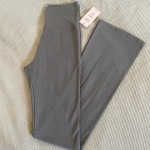 Soft Chill Pants Nelly - Gråa yoga pants från Nelly, helt oanvända. Storlek XS
