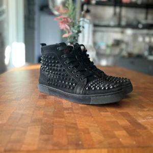 Cristian loubitine - Säljer dessa loubs då jag tröttnat på dem kan diskutera priset på grund av av snabbhet på köp 