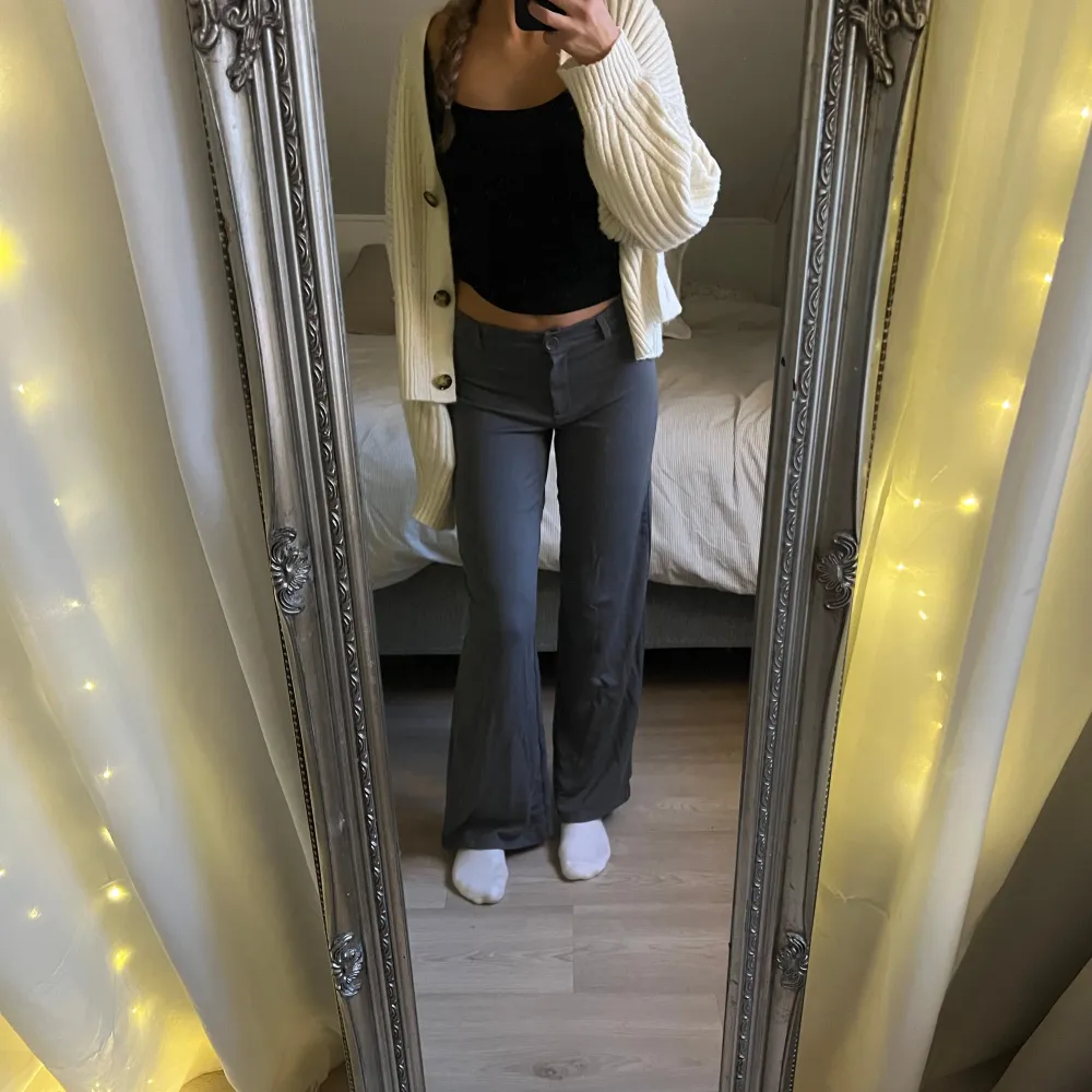 ”Keep It Up Low Waist Suit Pants” från Nelly i storlek xxs. 🫶  Obs, de är ej fläckiga, det är spegeln.  Hör av dig vid frågor 🥰. Jeans & Byxor.