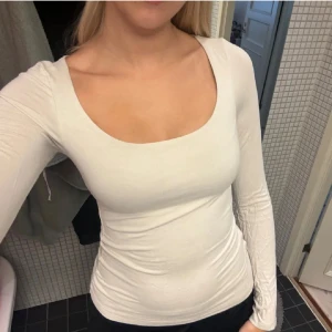 Crémevit långärmad topp  - Crémevit långärmad topp från Bikbok 