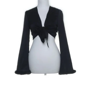 Bolero - Bolero man knyter med päls. Är i storlek s men passar nog både större och mindre