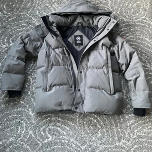 Canada goose jacka  - Säljer pågrund av att den ej passar. Änvänd ett fått annat gånger. Perfekt jacka nu till vintern!