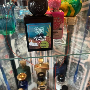 Parfym Summer hammer  - Tjena!  Säljer nu min Summer hammer eftersom den inte kommit till stor användning. Uppskattad mängd på 45/50ml, kan nog vara lite mer.  Box medför . Ny pris 1850kr men släpper den för 1100! Några frågor så skriv gärna!  