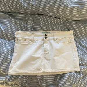 Jeanskjol - Vit jeanskjol från hollister! Köpt på sellpy men jättefint skick💗 Passar mig som är 173 och brukar ha 36/38.