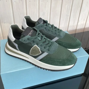 Philippe model (SPRILLANS NYA) - Säljer dessa philipe model skor perfekt nu till höst och vintern. Dessa kan motsvara valentino rockrunners i uppbyggnaden! Skick 10/10 sprillans nya!!! Size 43. Kan gå ner i pris vid snabb affär. Hör av dig vid minsta fundering!🍂