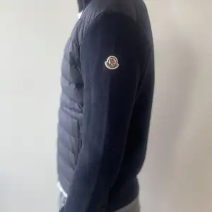 Tja! Säljer min moncler cardigan som är använd MAX 10 gånger förra hösten. Skitsnygg och inga defekter, äkta såklart (köpt på farfetch för ca 8000kr) kvitto finns! Har ni frågor eller vill ha fler bilder är det bara att höra av sig! Allt gott /Theo!