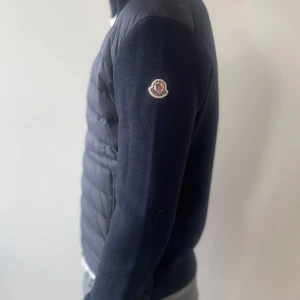 Moncler cardigan! - Tja! Säljer min moncler cardigan som är använd MAX 10 gånger förra hösten. Skitsnygg och inga defekter, äkta såklart (köpt på farfetch för ca 8000kr) kvitto finns! Har ni frågor eller vill ha fler bilder är det bara att höra av sig! Allt gott /Theo!