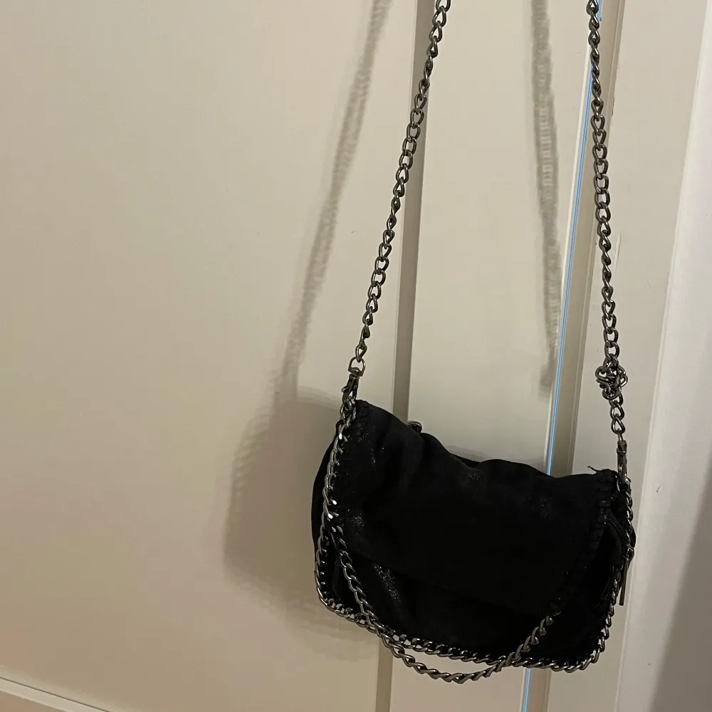 Säljer denna super fina svarta väska💕 Den har en Knut som säkert går att få upp men annars är de inget som stör🫶🏻. Laukut & Käsilaukut.
