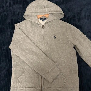 Polo zip - Jätte fint skick inga defekter storlek L barnstorlek 14-16År