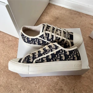 Walk'n'Dior sneakers - Säljer dessa helt oanvända skorna från Christian Dior. Jättesnygga och trendiga. Äkthetsbevis finns och de köptes för 10.000kr