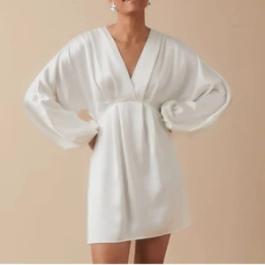 Studentklänning! Satin mini dress  - Helt perfekt stundetklänning! Endast använd 1 gång och är i nyskick. Finns inte kvar på ginatricots hemsidan längre! 