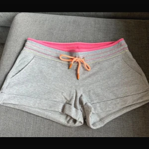 Lågmidjade shorts  - Lågmidjade shorts från Björn Borg sport. Jättefint skick förutom att färgen på ändarna på snörena är lite avskavt.🩶